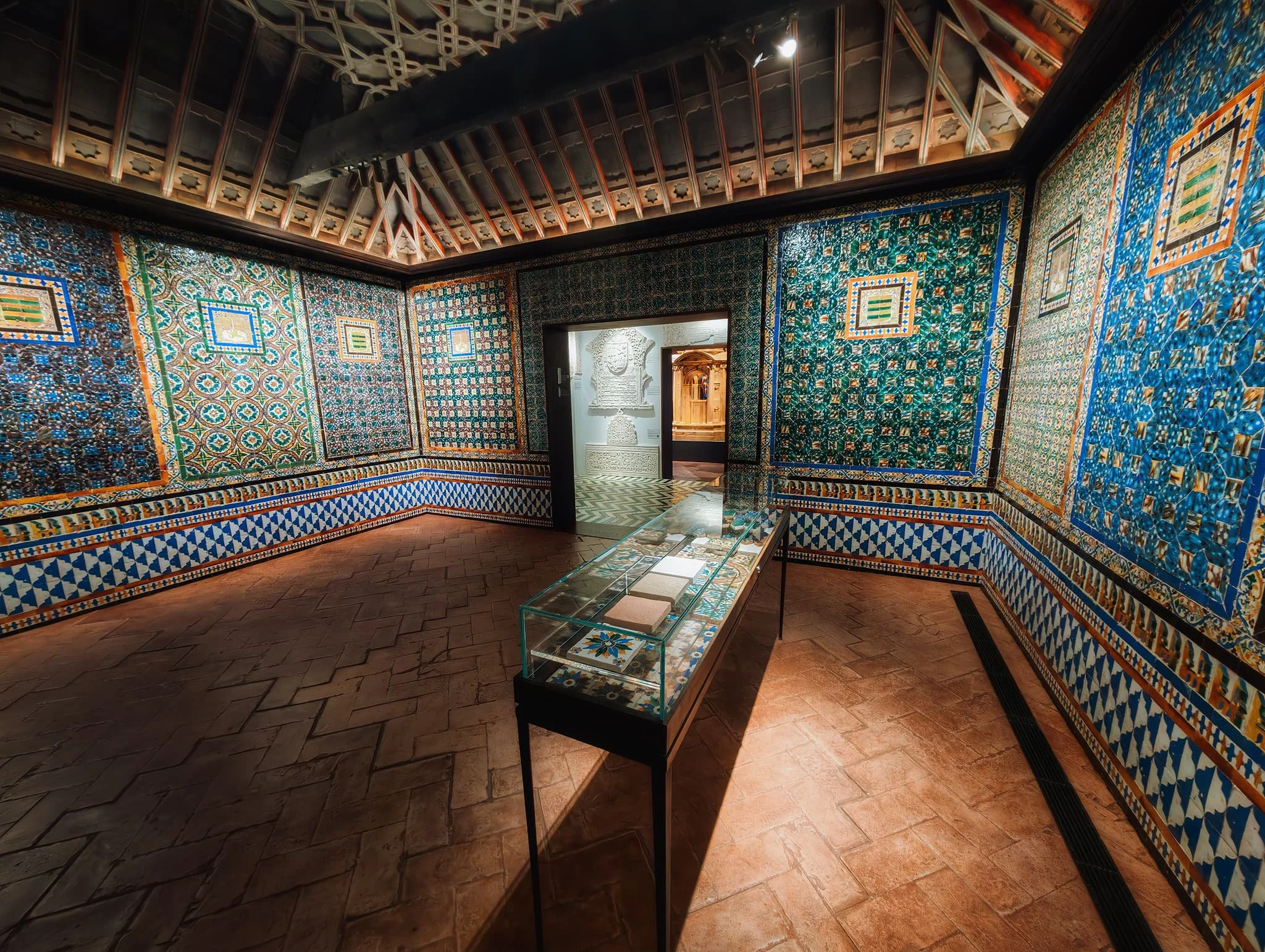 On the top floor a facsimile of Grenadan Spain is brought to life through photogrammetry, digital 3D printing and handcrafting. Terracota floors and Moorish tiling put visitors 400 years into the past, where the likes of Velázquez learned their trade.