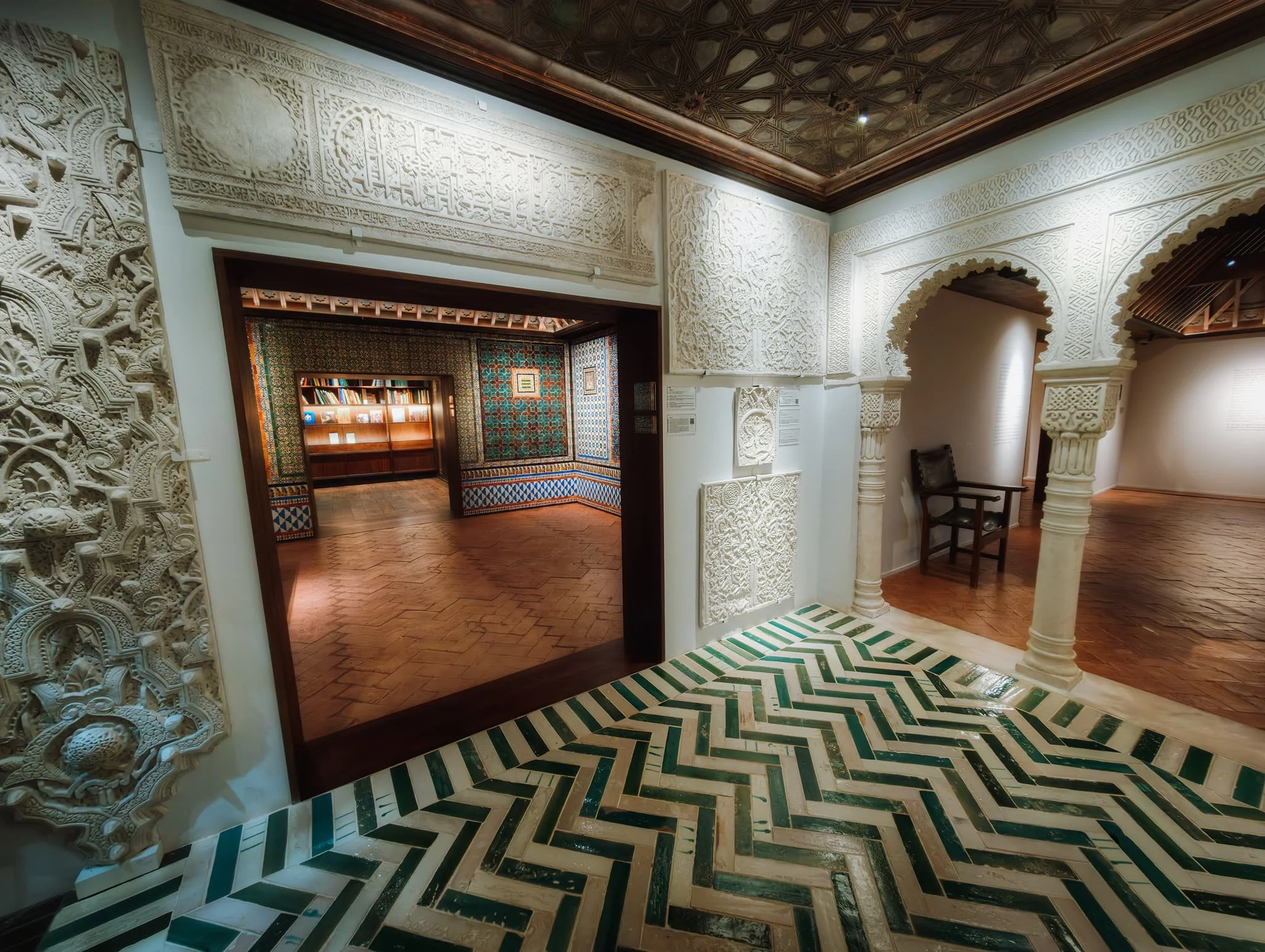 The work of this reproduction by Factum Arte is astounding. Renaissance wall tiles, carved architectural plasterwork or yesería , elaborate geometric-patterned timber ceilings, sculptures, a tabernacle and a tomb.