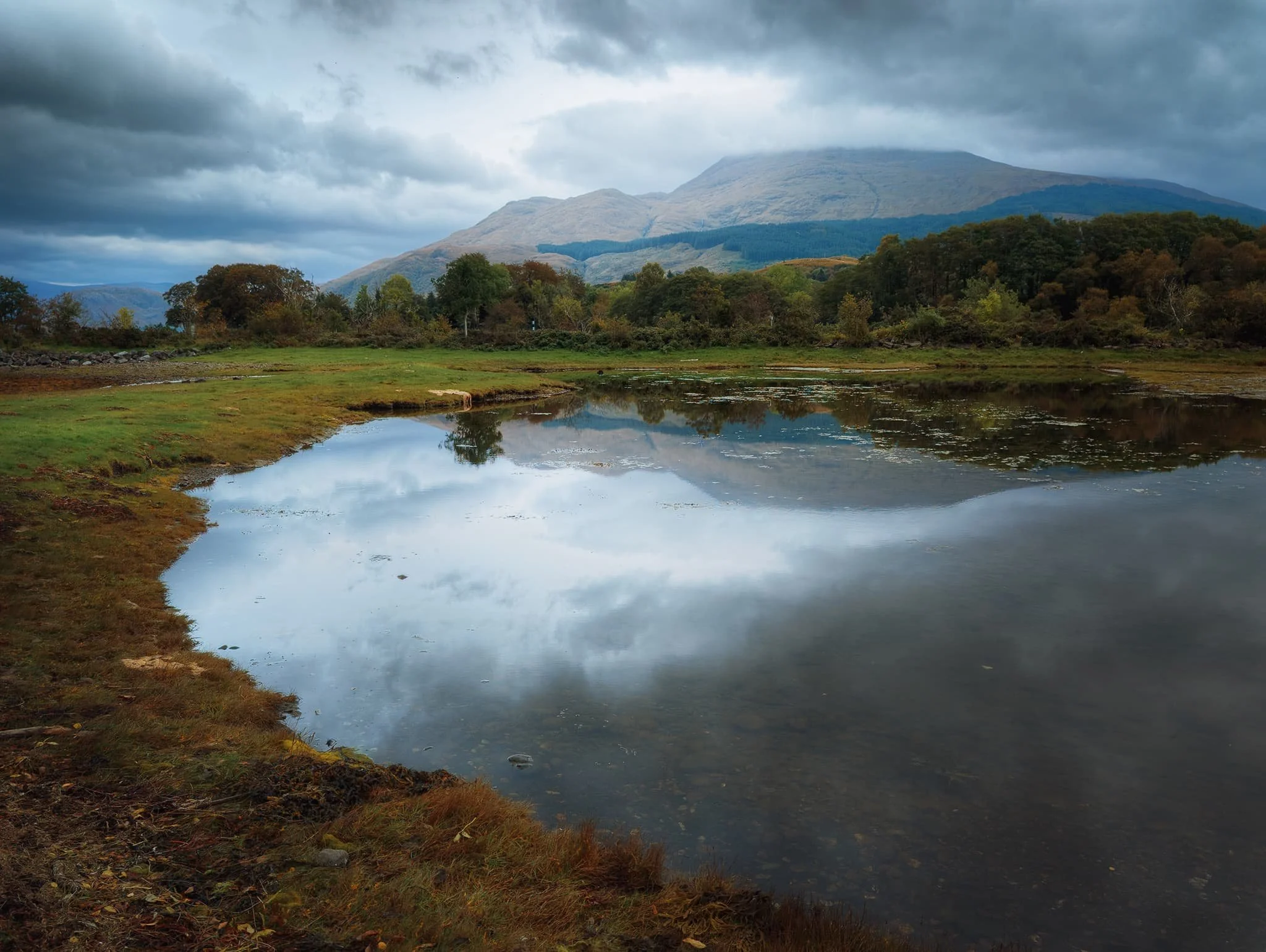 North from the historical ruins we made our way towards the southern shore of Loch Etive. On the way, a small pond gave beautiful reflections of the massive Ben Cruachan in the distance.