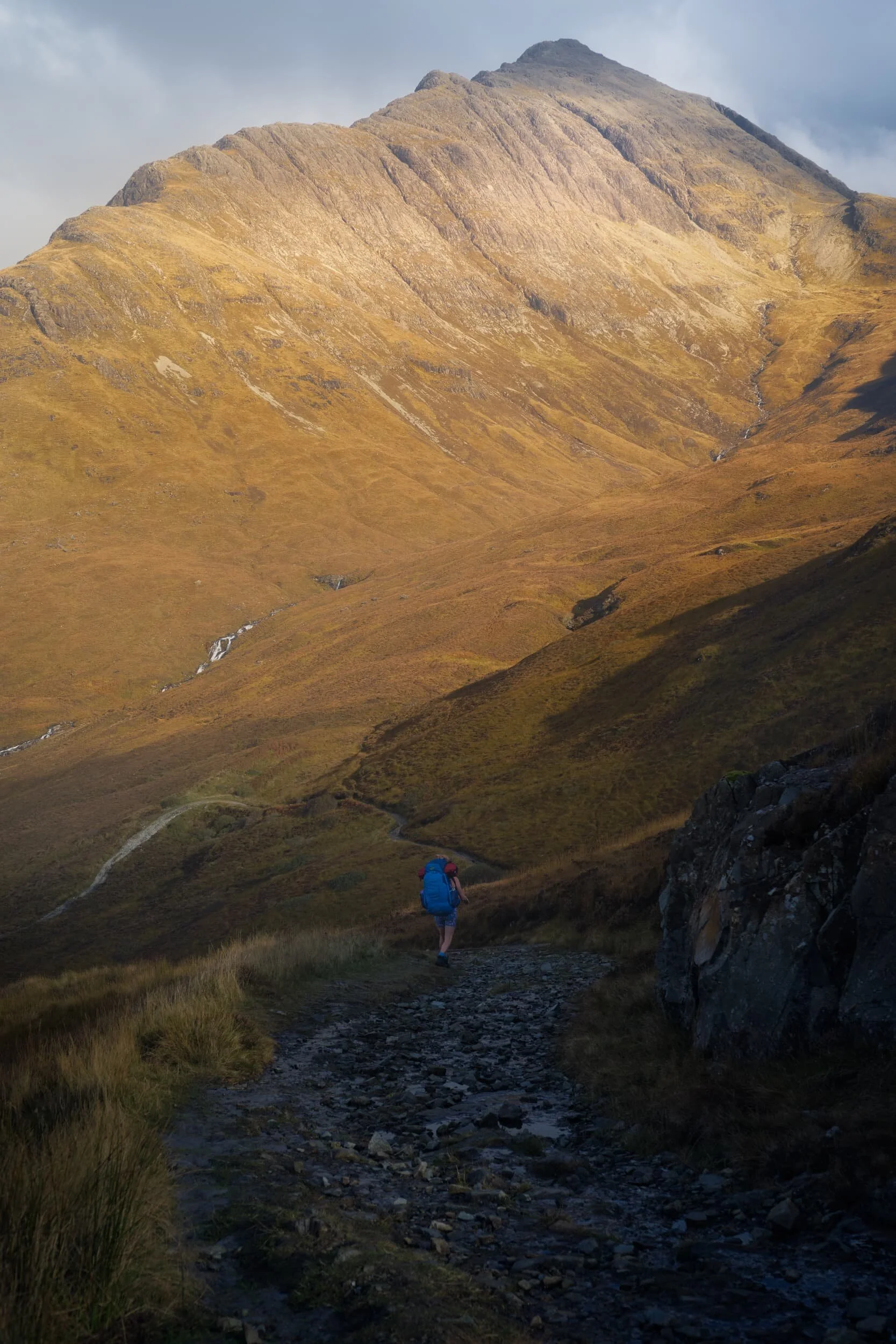 As we began following the trail down to Camasunary Bay we were faced with the massive southern face of Blà Bheinn (928 m/3,044 ft) high above, glowing gold in the morning sun. We also weren’t the only ones enjoying this hike.