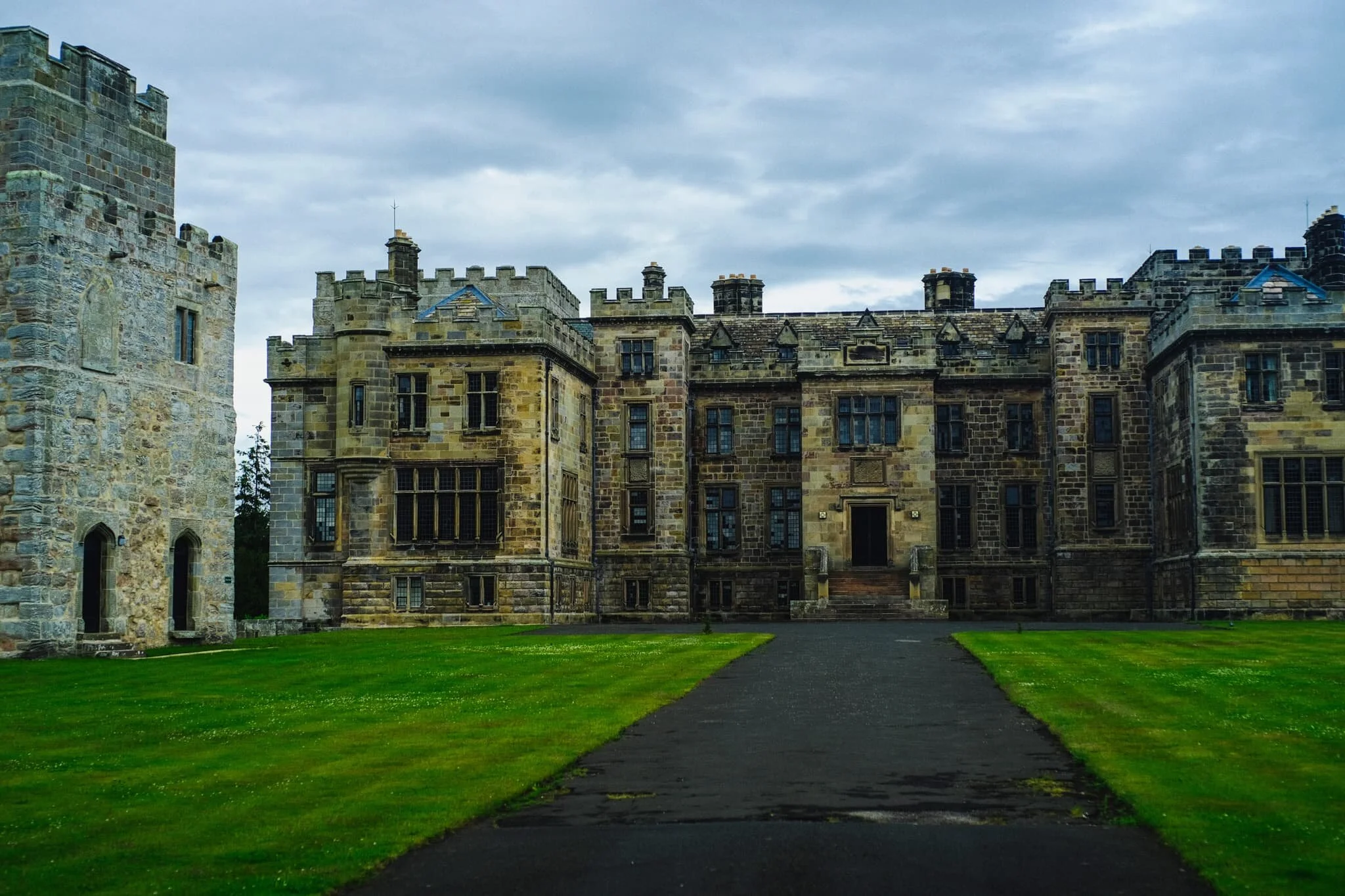 In 1513, James IV of Scotland made Ford Castle here his base just before the Battle of Flodden, the largest battle between the Kingdoms of England and Scotland. He lost his life in the battle along with 9,000 of his men. Nowadays the castle is owned by the Joicey family, but has been leased to Northumberland County Council since 1956 as a Young Person’s Residential Centre.