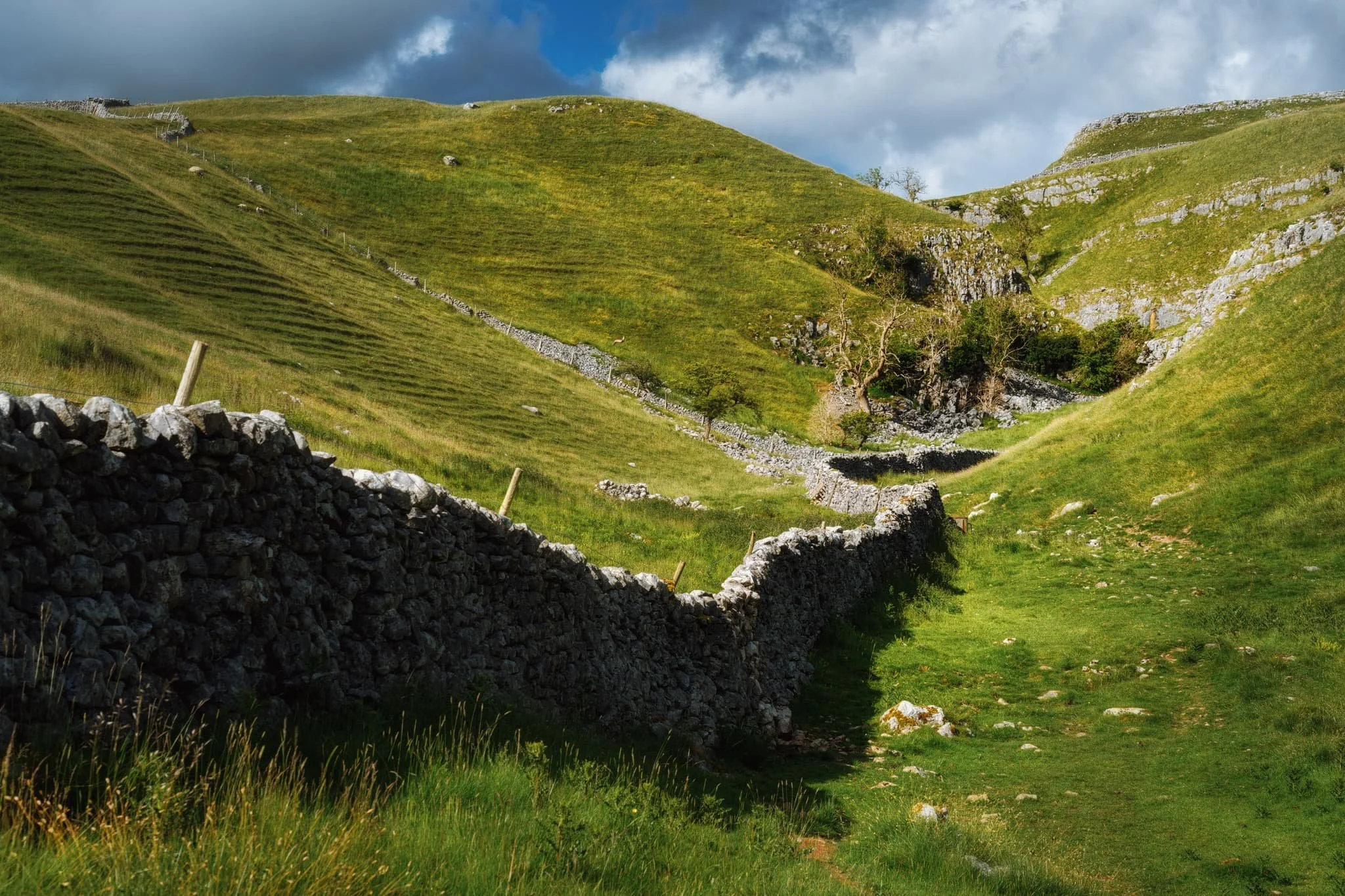 Further up the valley our next squeeze presents itself. A characteristic drystone wall acts as a leading line all the way towards the next gorge.