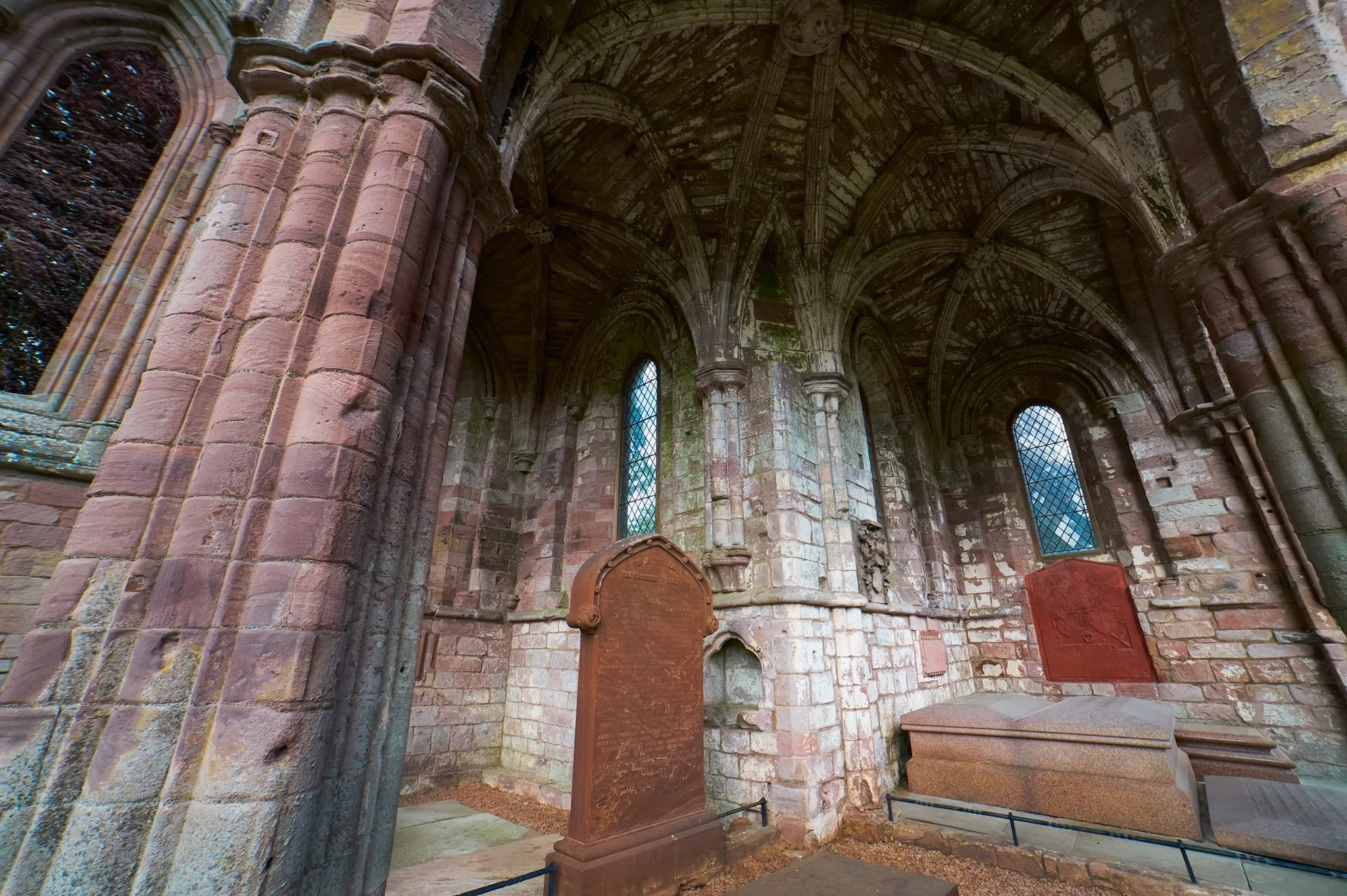 Peeking into the North Transept. It houses the burial sites of Sir Walter Scott (“father” of the historical novel and historical romance) and Field Marshal Earl Haig (famous British Army officer, especially during the First World War).