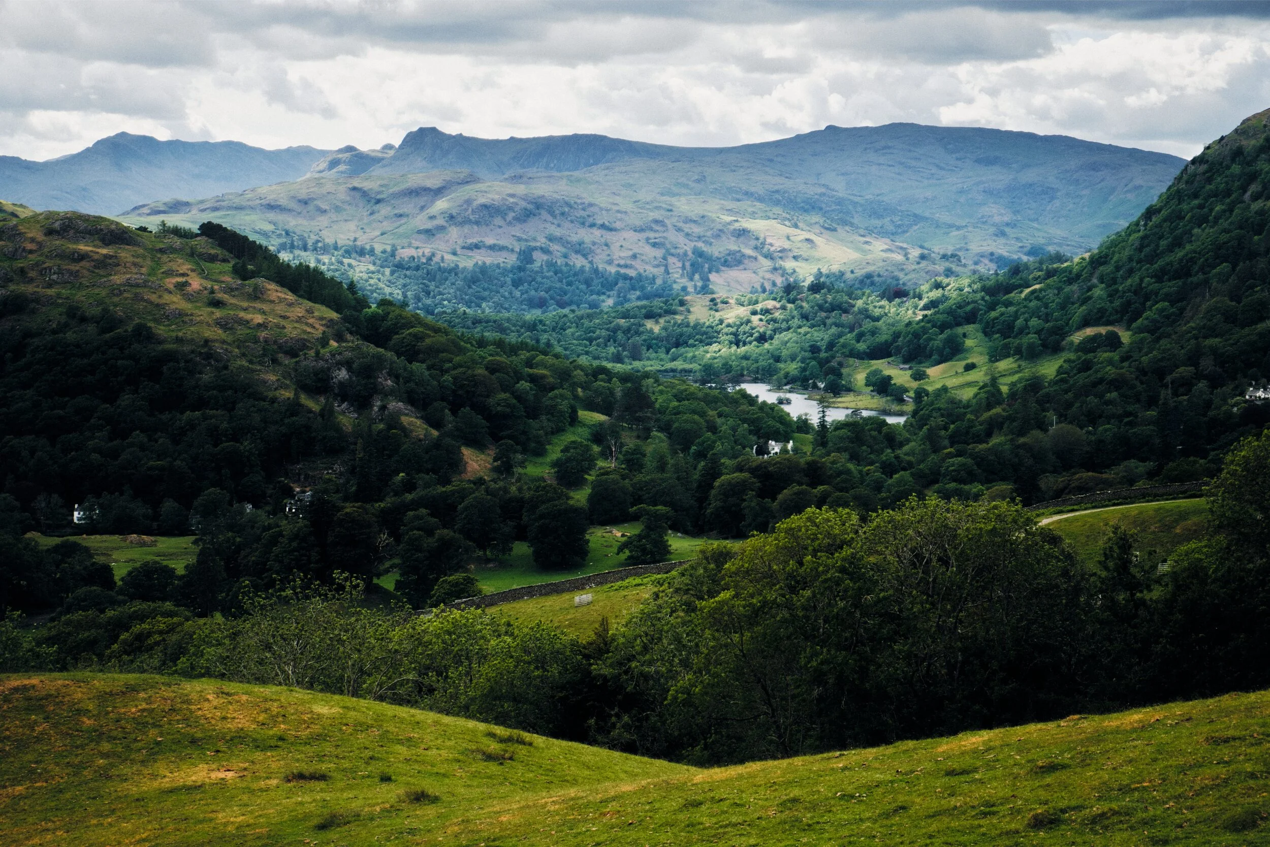 Zooming in from Sweden Bridge Lane to capture the unmissable shape of the Langdale Pikes, with Bowfell (902 m/2,959 ft) to the left. Below them, underneath Nab Scar, you can just make out Rydal Water.