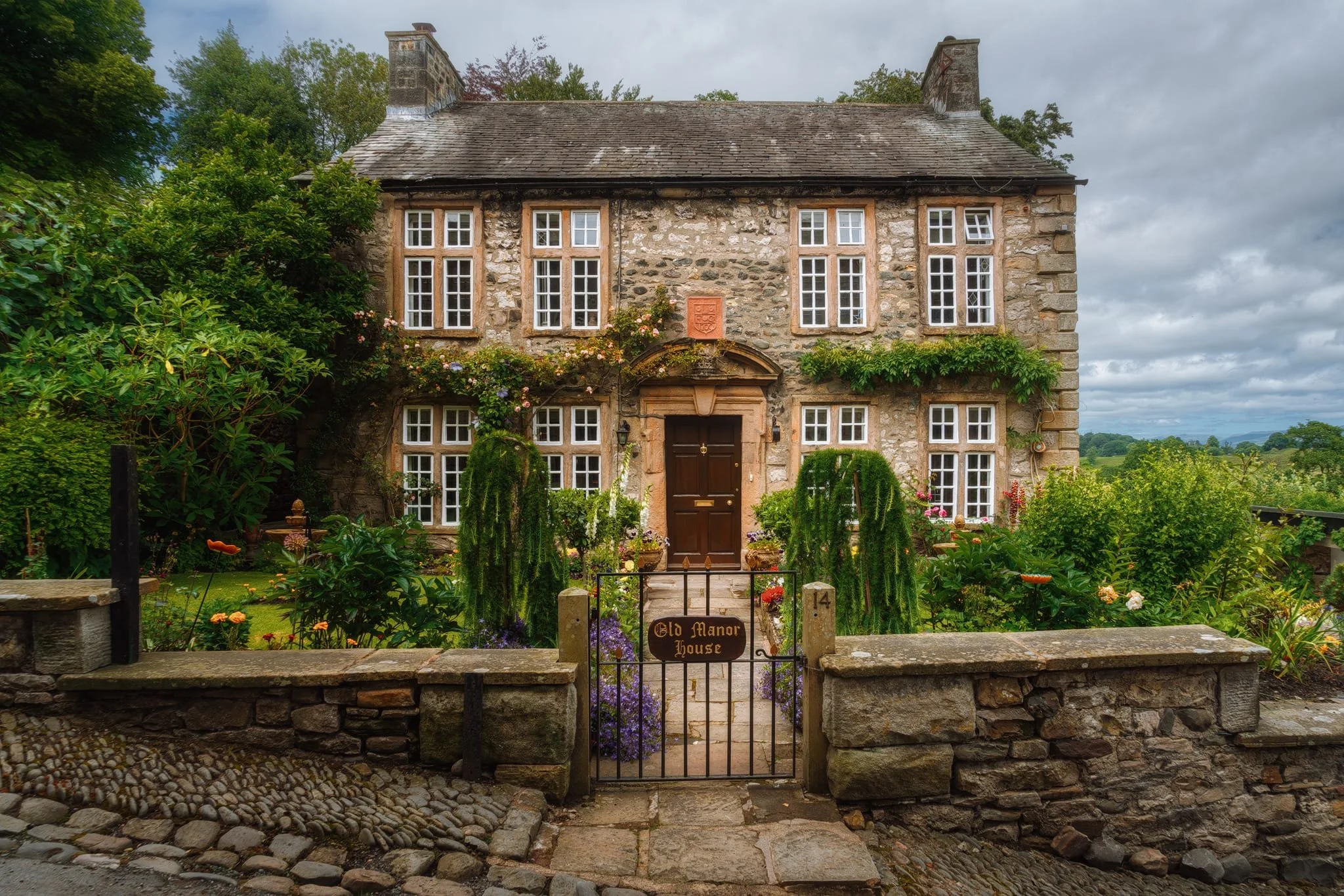 Old Manor House dates from around 1700, probably incorporating parts of an older structure.