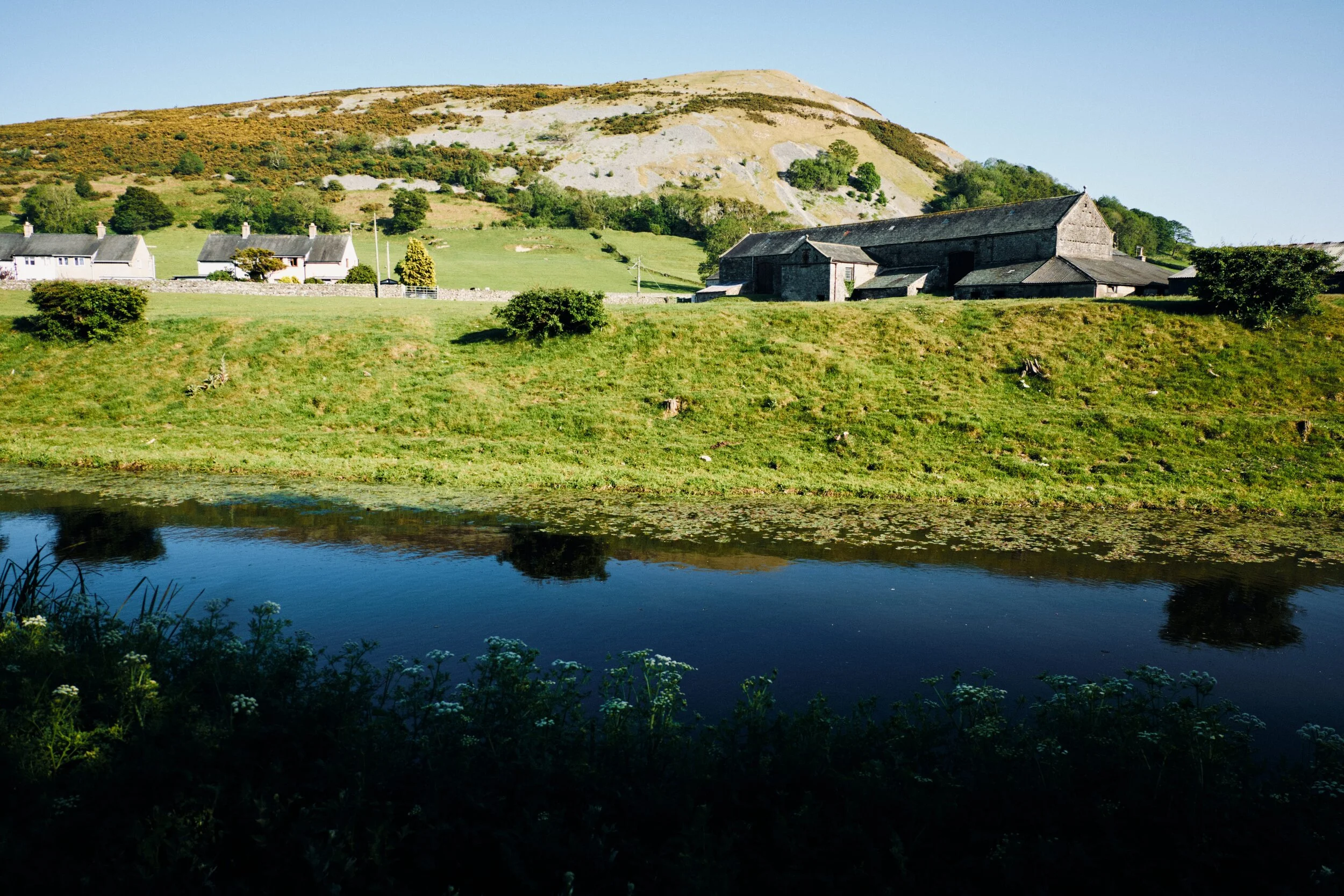 Just beyond Hodgson’s Bridge (Nº 157). More reflections and Farleton Fell’s pointy knott becomes more apparent.