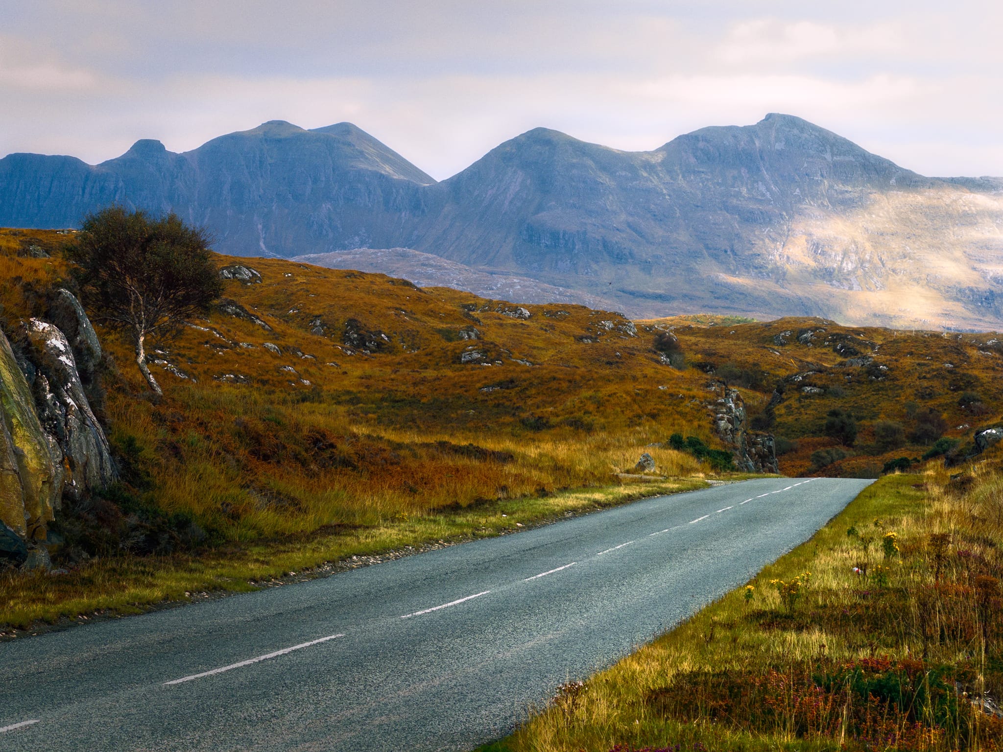 From the same point another of the area’s famous mountains demanded our attention: the southwestern wall of Quinag. Its name comes from the Gaelic Cuinneag, a milk pail, referencing its shape.