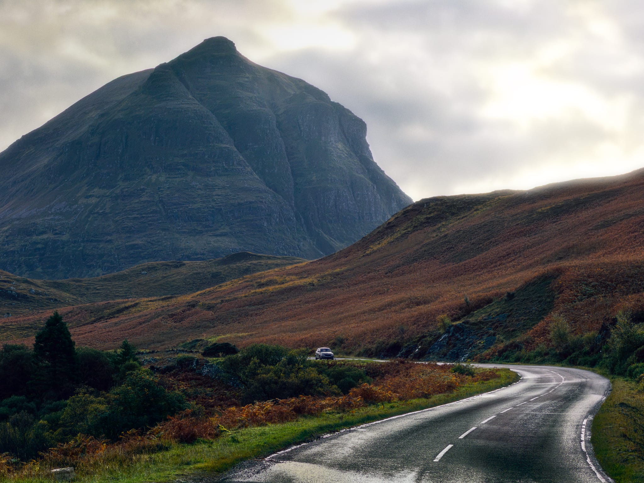 Walking back along the road to the car, Quinag’s Sàil Gharbh peak made itself abundantly clear. An impossible wall of Torridonian sandstone with fluted buttresses, towering above the landscape and our tiny little car.