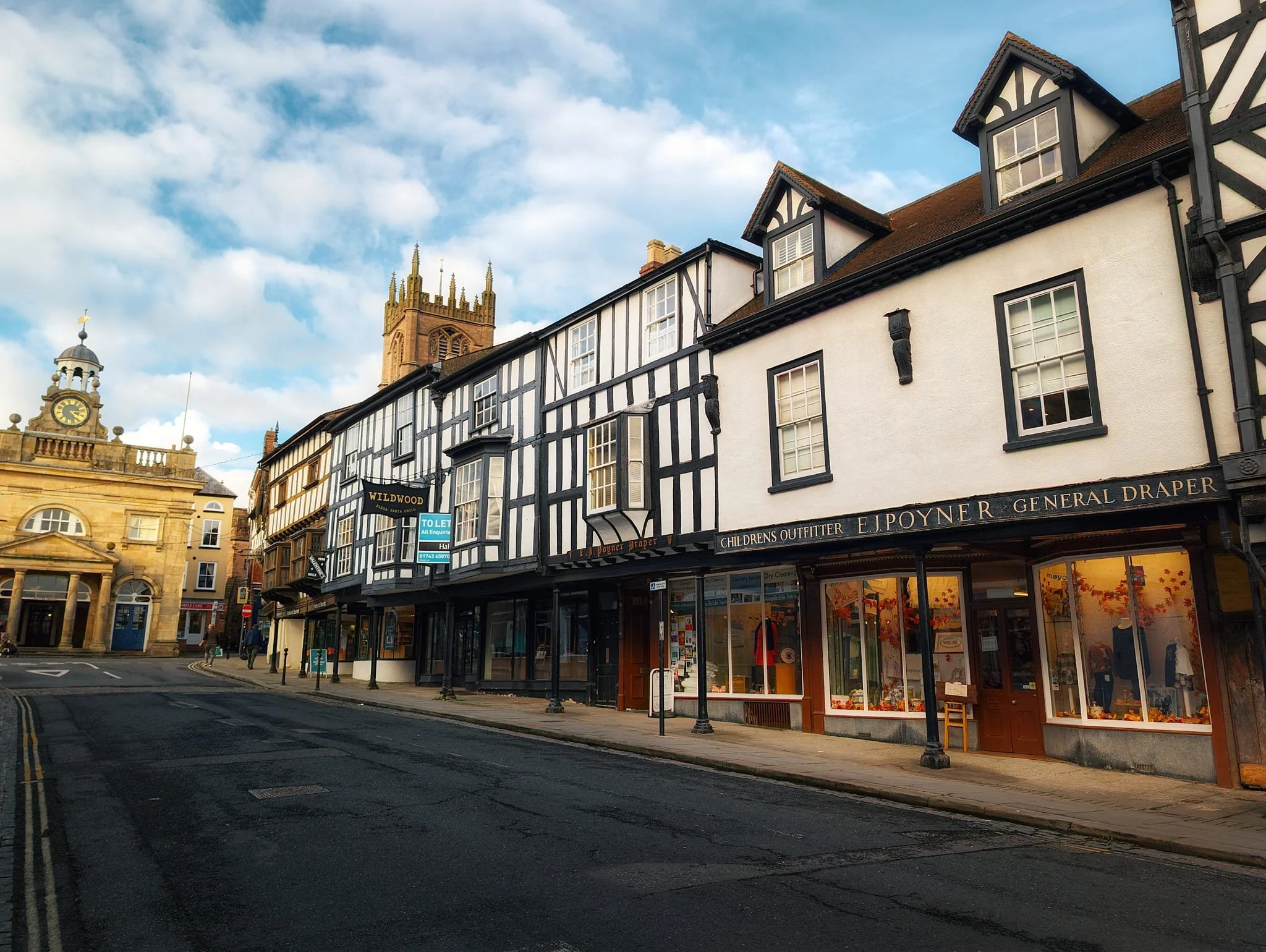 Broad Street is home to a whole queue of historical timber-framed buildings, with the Butter Cross sitting majestically at the top of the road. It showcases a mix of well-preserved medieval, Tudor, and Georgian styles.