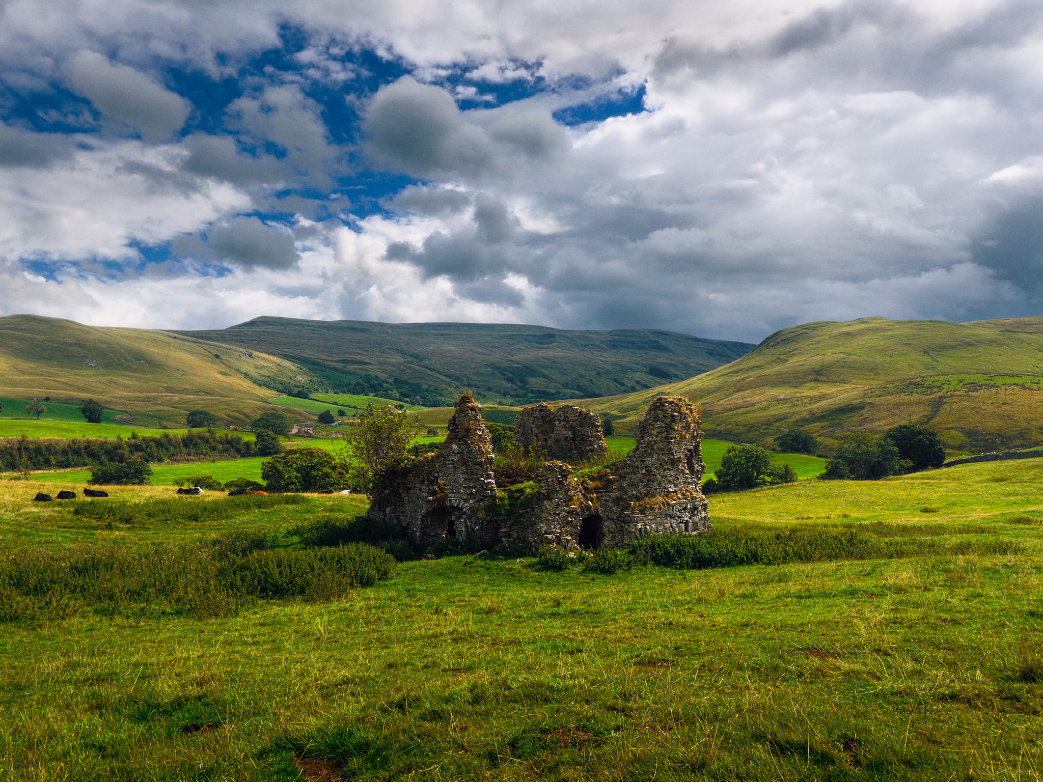 Lammerside Castle is strictly speaking a medieval tower house, built during the 1100s or 1200s by the Warcop family. It was abandoned during the 1500s.