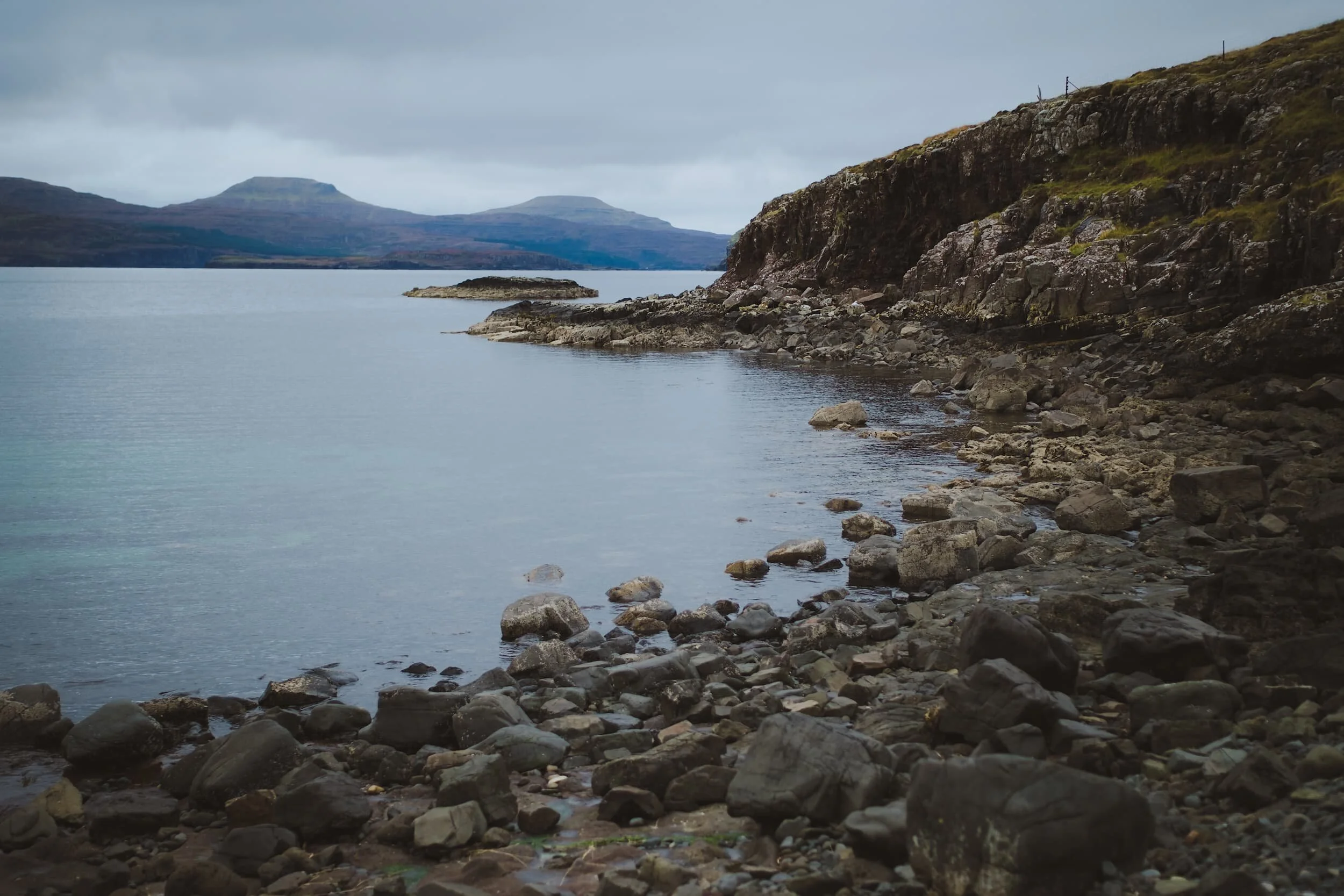 This is the shallow gravel bank that connects Ullinish Point to Oronsay at low tide. Beyond are the unmistakeable shapes of MacLeod’s Tables; a pair of flat-topped hills that are characteristic features of the Duirinish peninsula of Skye.