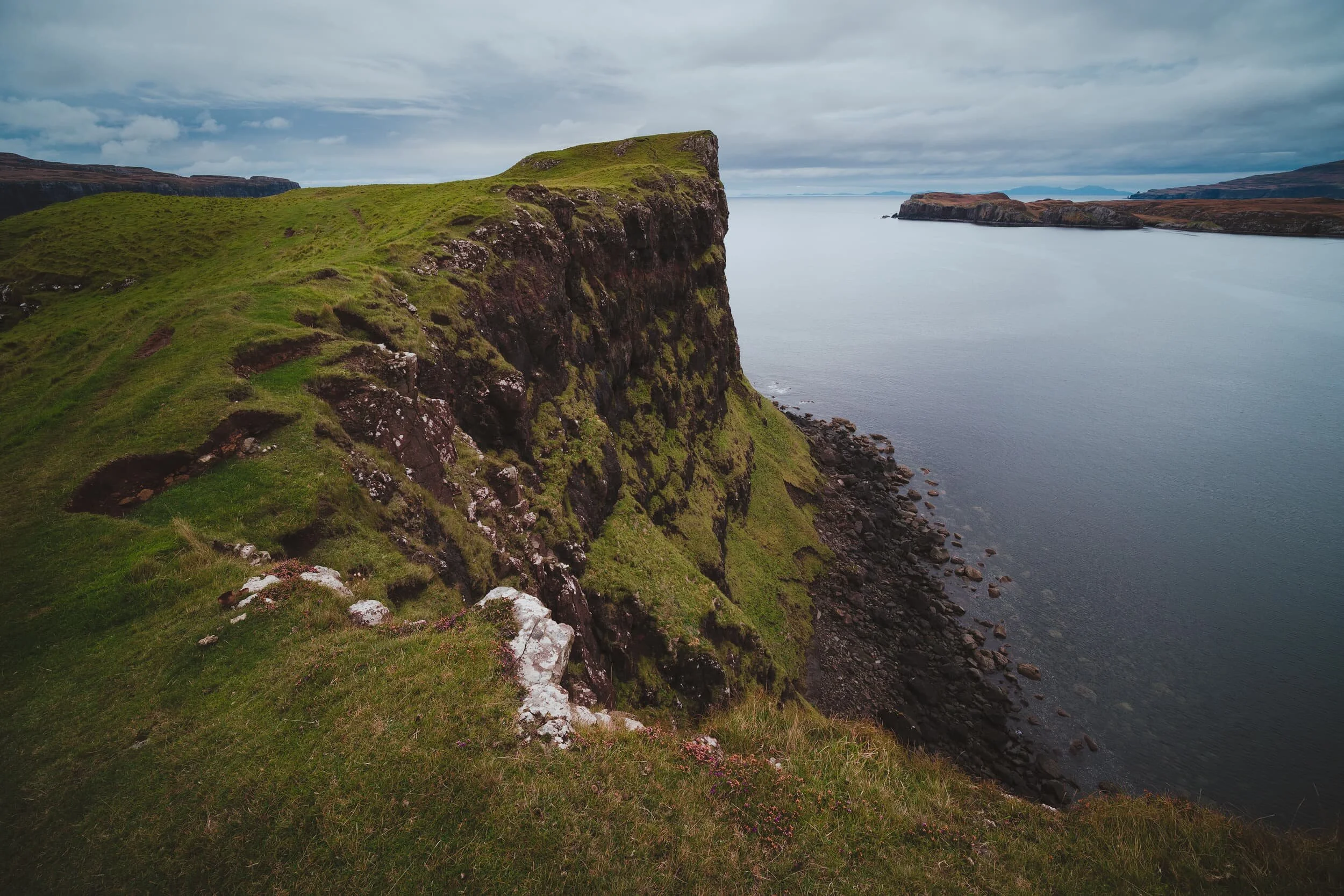 A composition leading towards the southernmost point of Oronsay. To the right, nearest, is Wiay, the largest island in Loch Bracadale. Further, to the right, is Idrigill Point of the Duirinish peninsula of Skye, and you can even just make out the hills on South Uist of the Outer Hebrides, 50 km away.