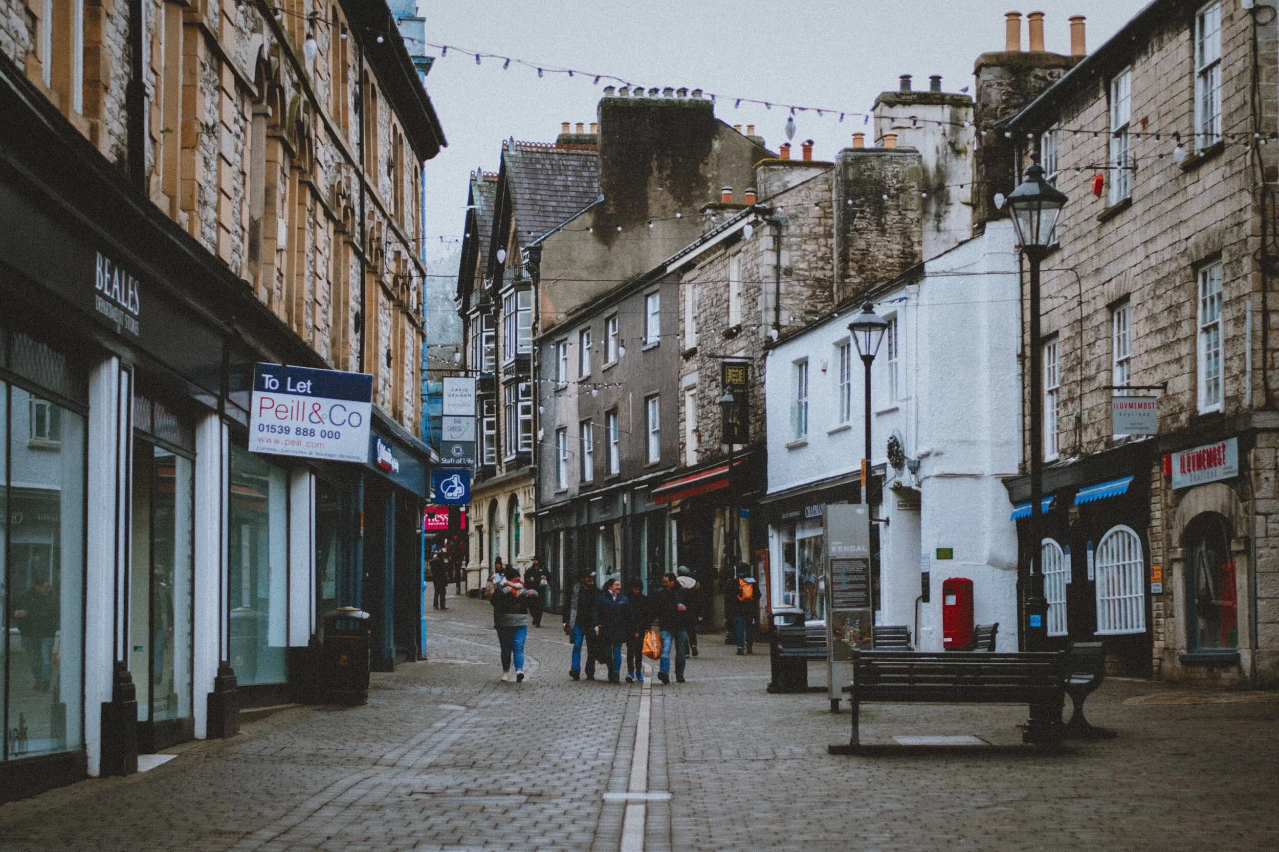 Back up into Kendal town centre via Finkle Street. The name comes from the Old Norse word vinkle or vinkel , meaning “elbow” or “angle”. Accurate.