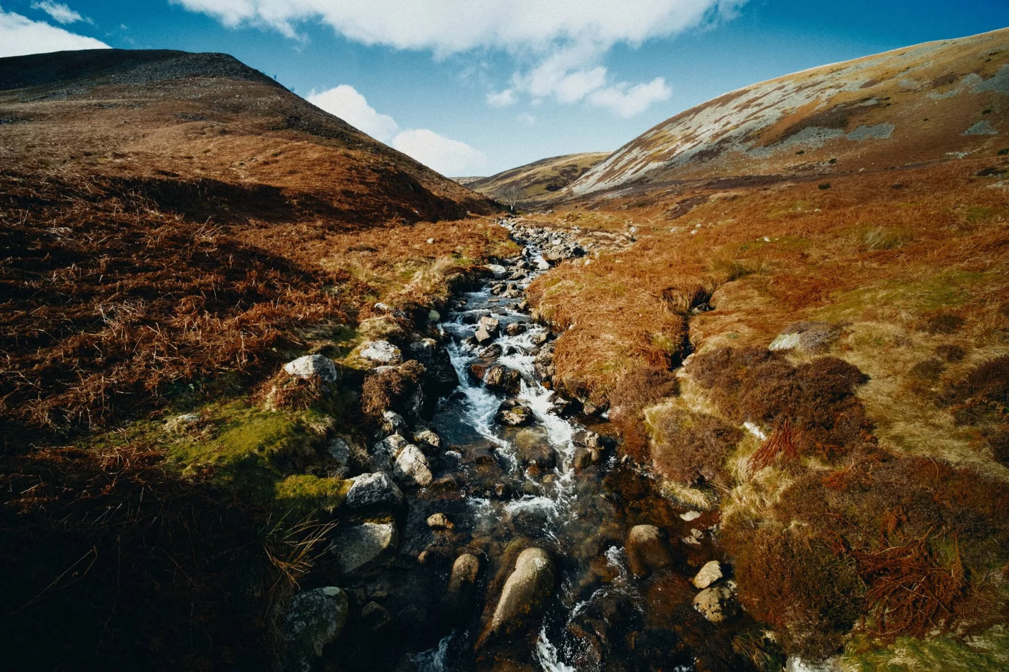 Here we’d reached the head of the Mosedale, where Grainsgill Beck and Blackhazel Beck meet. This is Grainsgill Beck, which cuts out a gill on the northern side of Coomb Height. The fell to the right is Milton Hill. Grainsgill Beck saw a lot of mining activity in the 19th and 20th century.