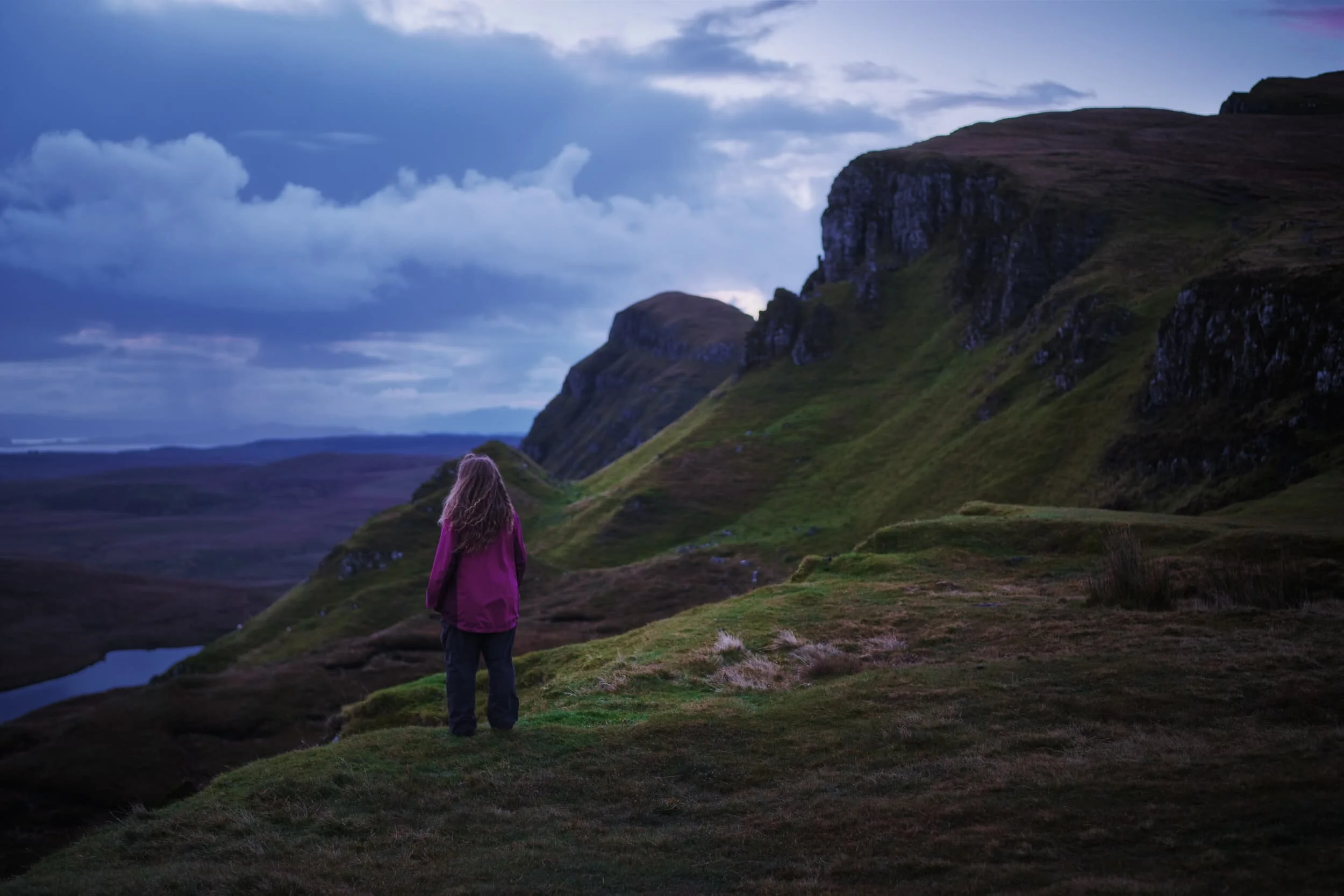 Both being significantly fitter now, we decided upon arrival to start hiking up the southern edge of the Quiraing that leads towards Dùn Dubh (396 m/1,299 ft). Pink pre-dawn light starts to appear in the sky.