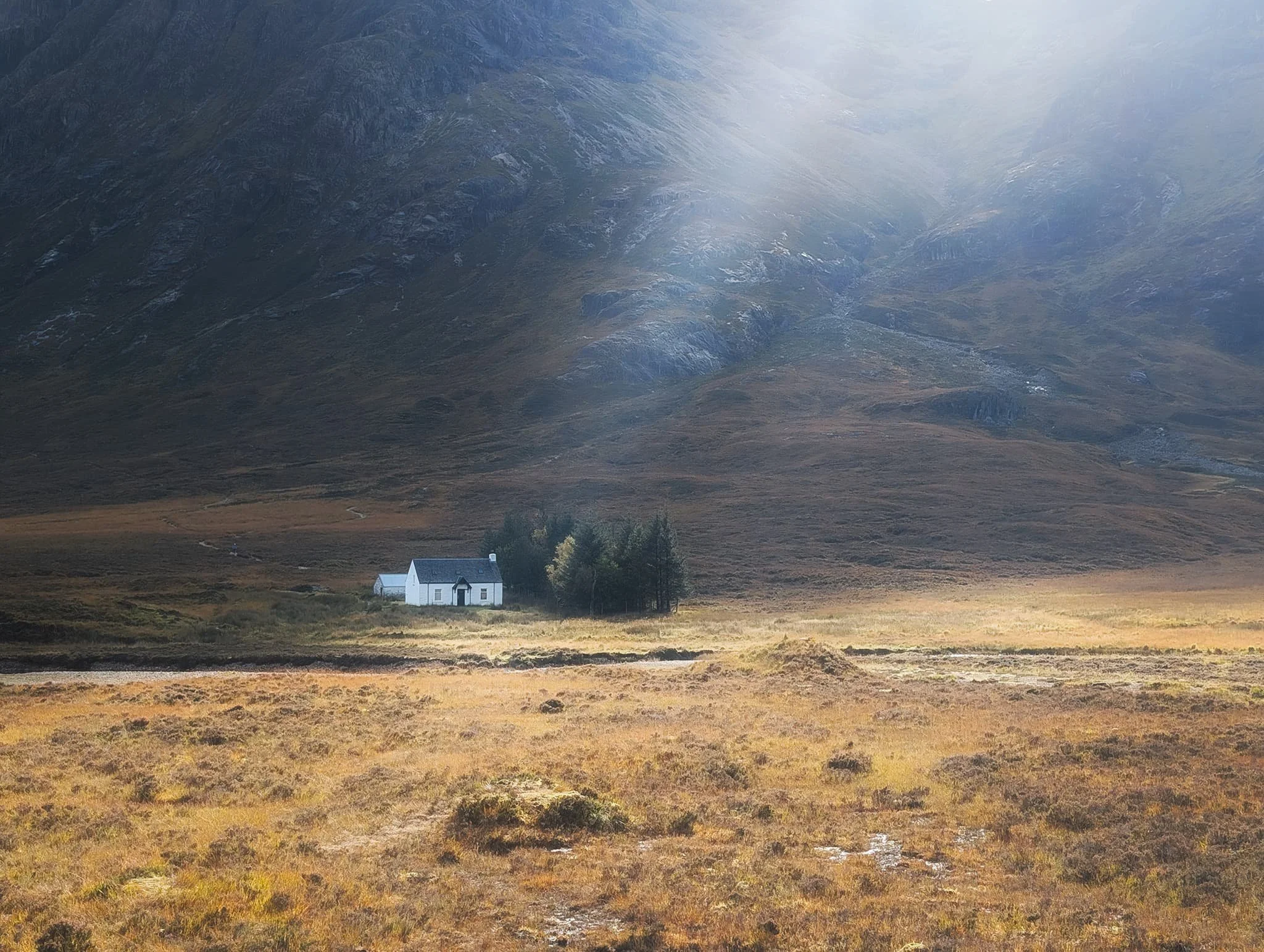 As we moved further into Glencoe, we stopped at an area we’ve often just driven by, at Altnafeadh. Here, underneath the massive wall of rock that is Stob Dearg , is a delightful little white cottage, all on its own. This is Lagangarbh Hut. Formerly a crofting house, it was bought by the National Trust for Scotland in 1935, and the Scottish Mountaineering Club have been looking after it since 1946.