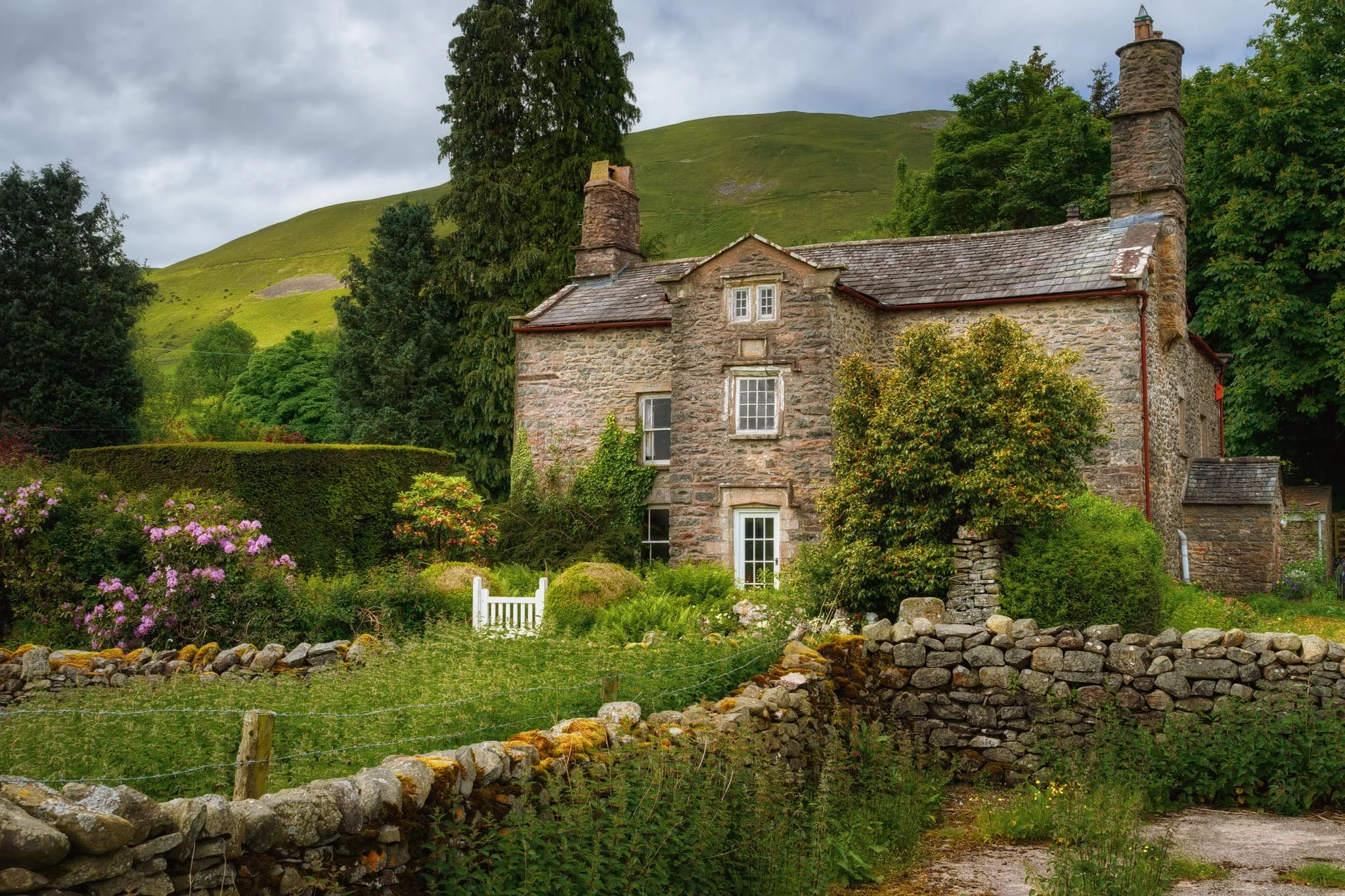 Beyond Ghyll Farm, you continue southeast towards Stone Hall, a Grade II* listed building. Formerly a farmhouse, it dates from 1695.