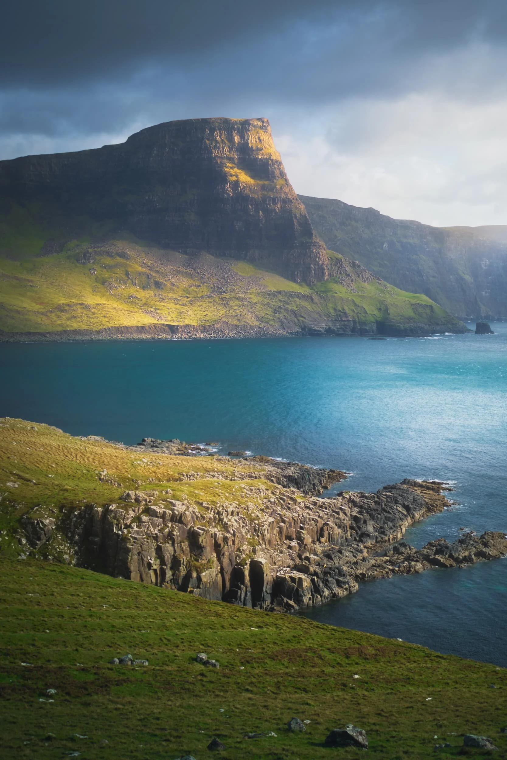 We managed a brief visit to Neist Point during a day spent running away from various wet weather systems. The area is known for its views towards the Neist Point cliffs and its lighthouse, but one shouldn’t ignore the vast cliffs of Waterstein Head, reaching 882 ft high.