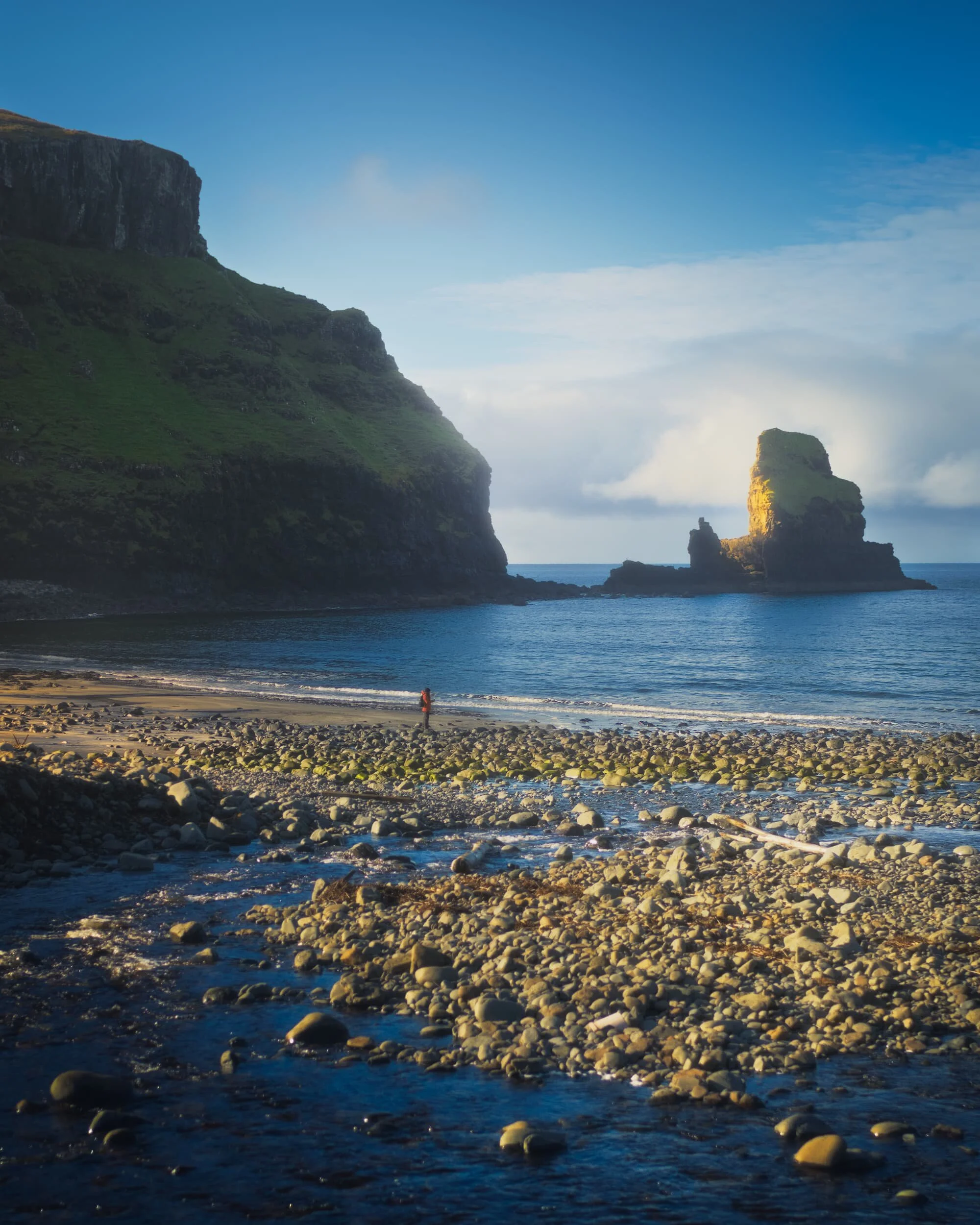 Further to the northwest of Skye, beyond the Black Cuillins, is Talisker Bay, a favourite of ours. You may be familiar with the name as one of Scotland’s well-known whiskies is named after it (in fact, Talisker Whisky is made further inland at Carbost).