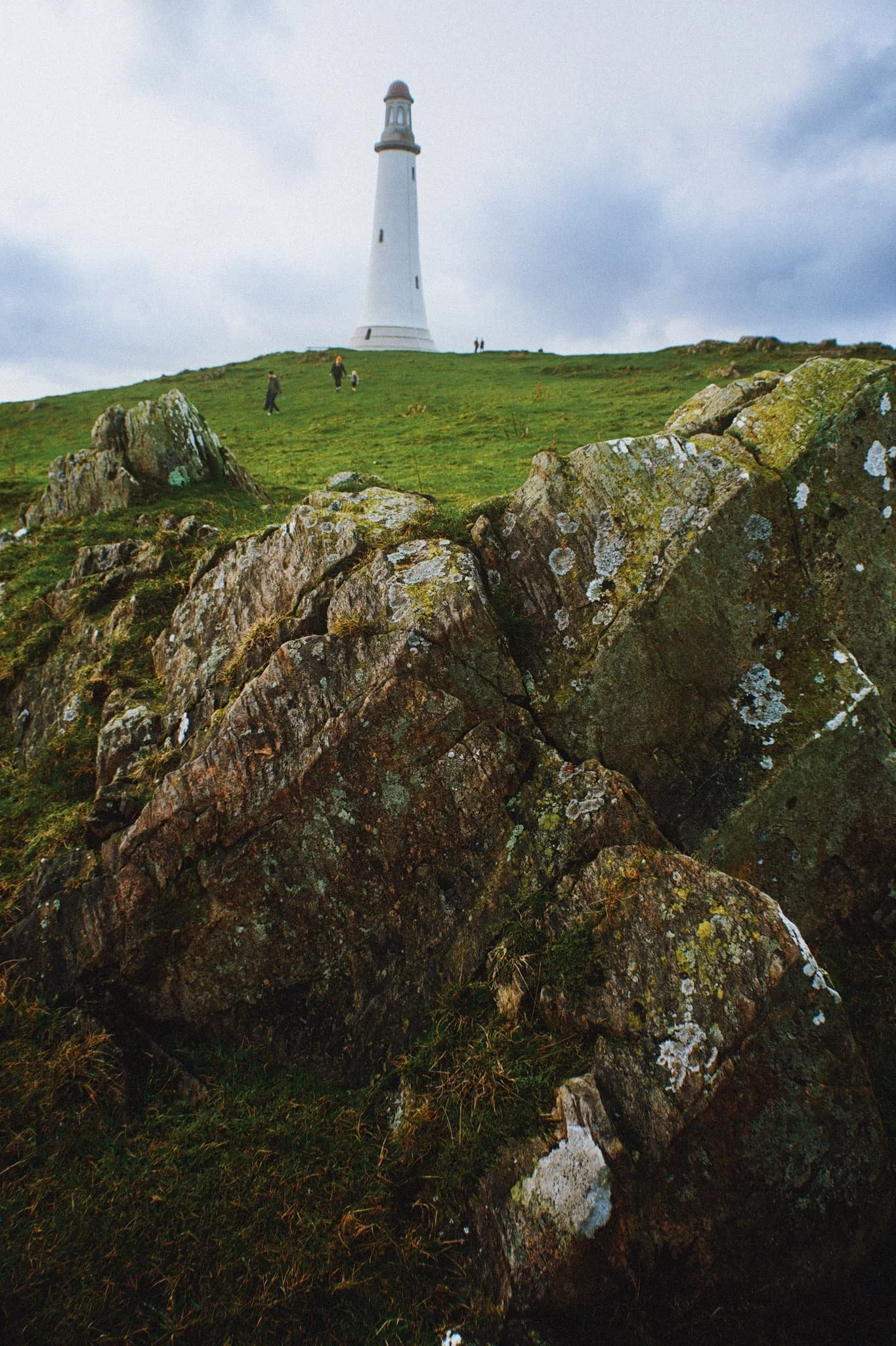 The Hoad was built in 1850 at a cost of £1,250, roughly £138,000 in today’s money. It was built to commemorate Sir John Barrow, who was a founding member of the Royal Geographical Society, and born in Ulverston. Though it looks like a lighthouse, it has never functioned as one.