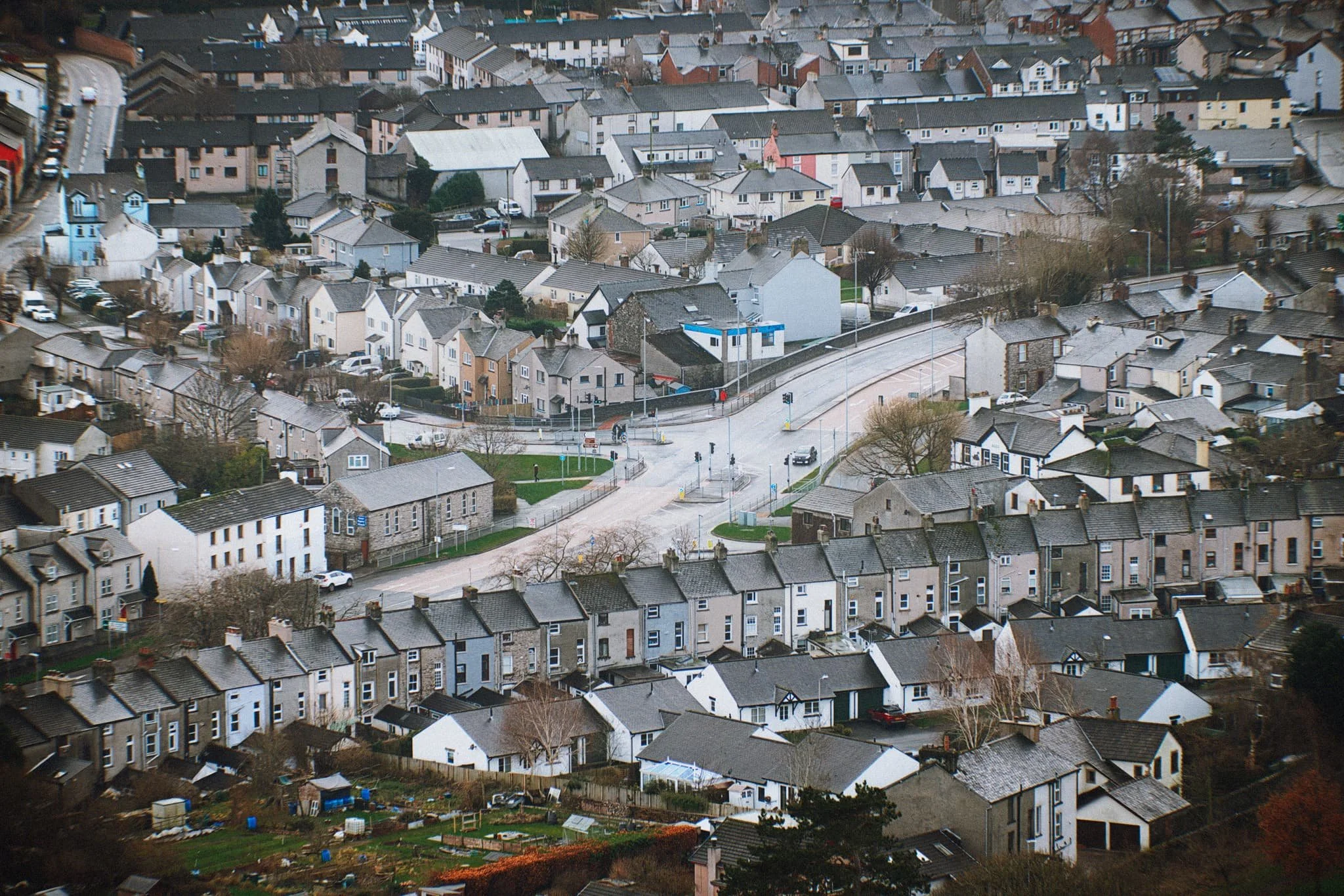 With my 70–210 mm equipped, I was able to pick small sections of Ulverston town. Here, looking southwest from the Hoad, the winding A590 road provides a focal point for the busy architectural landscape of Ulverston.